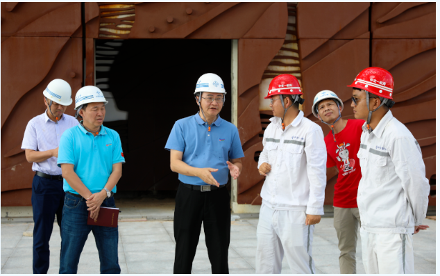 歡迎三沙市市委常委，市長鄧忠蒞臨我司承接的三沙廣場項(xiàng)目，三沙文體館項(xiàng)目現(xiàn)場調(diào)研并指導(dǎo)